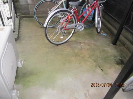 マンション　駐輪場洗浄前